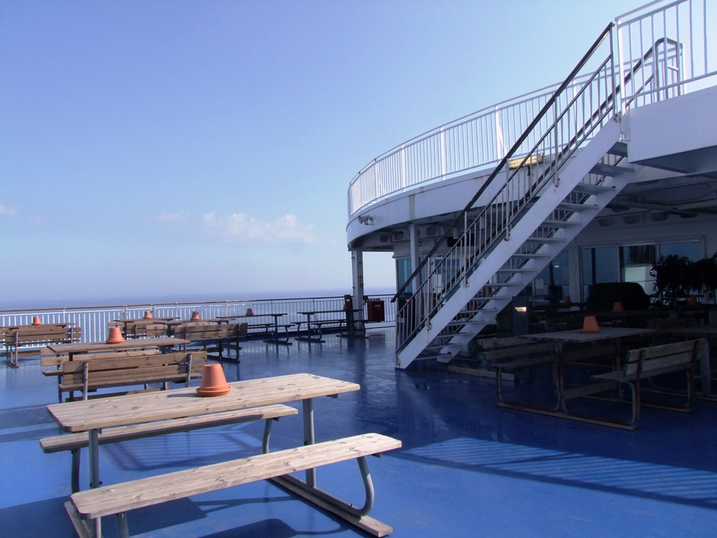 Il fait beau, profitez du soleil sur la terrasse du bateau Finnlines