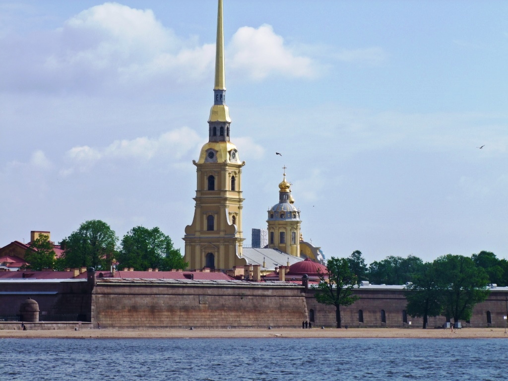 La forteresse Pierre et Paul vue de la Neva.