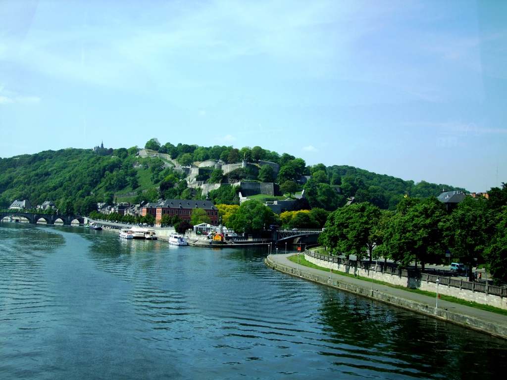 La forteresse de Namur sur un rocher dominant la Meuse