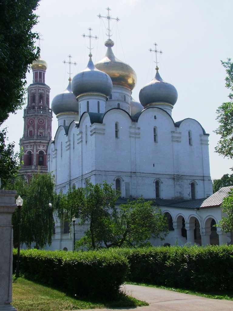 Notre-Dame-de-Smolensk et la tour de la cloche.