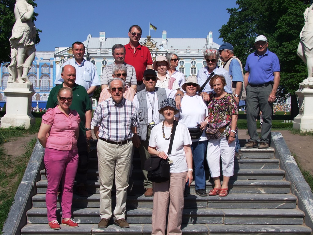 Une photo groupe en souvenir  du Palais Pouchkine.