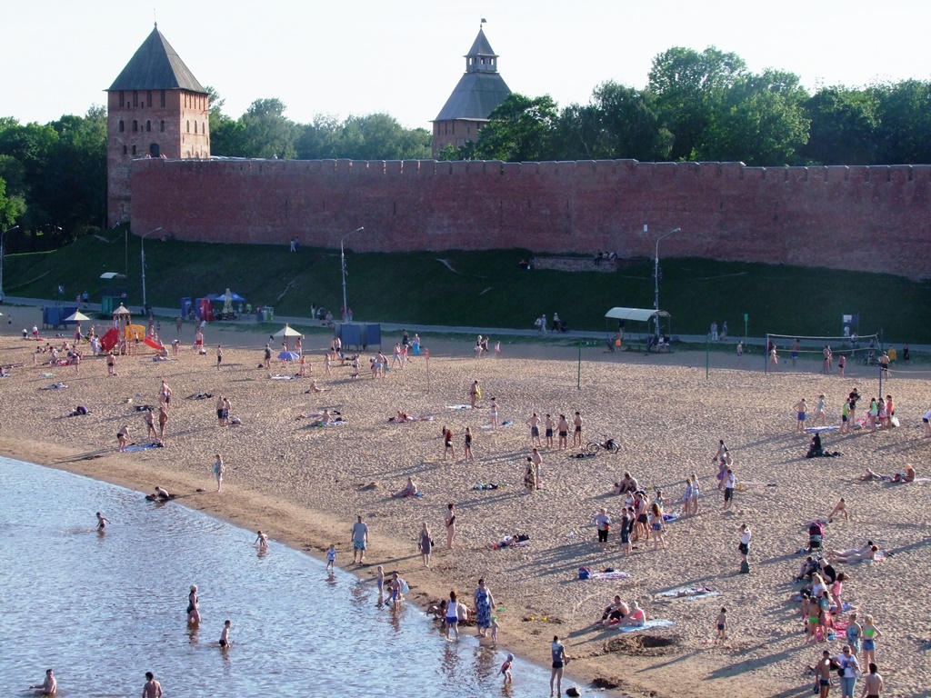 Vue du Kremlin au bord de la rivière Volkhov.