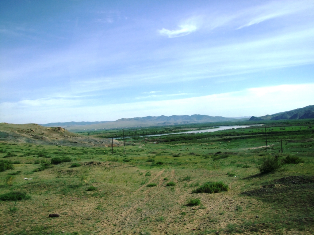 Après le passage de la frontière, le paysage change brusquement, de bois et forêt, nous découvrons la steppe de la Mongolie.