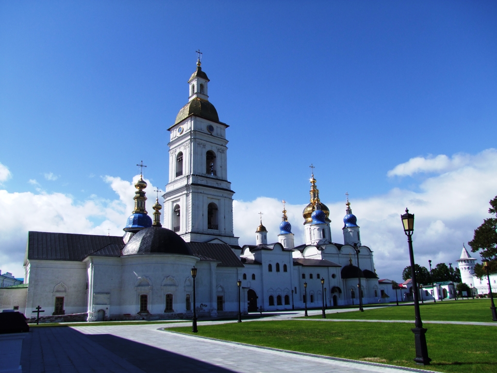 Au Kremlin de Tobolsk sous le ciel bleu.