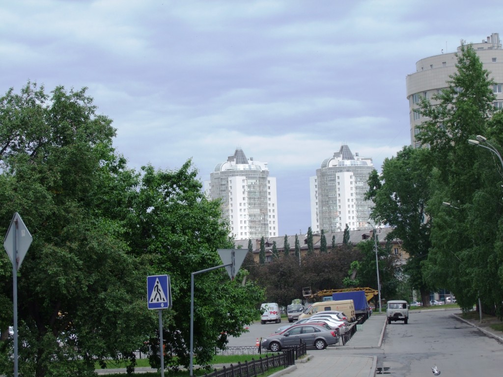 Dans la rue d’Ekaterinbourg, au fond les batiments minicipaux.