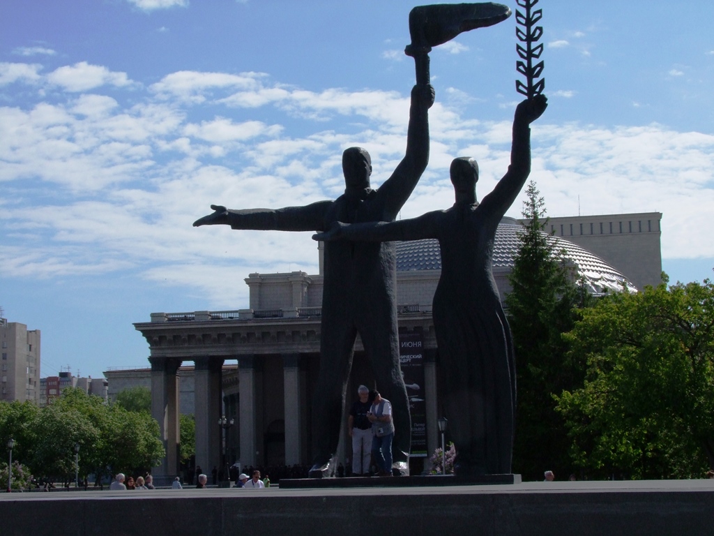 Devant le théatre-opéra de Novossibirsk.