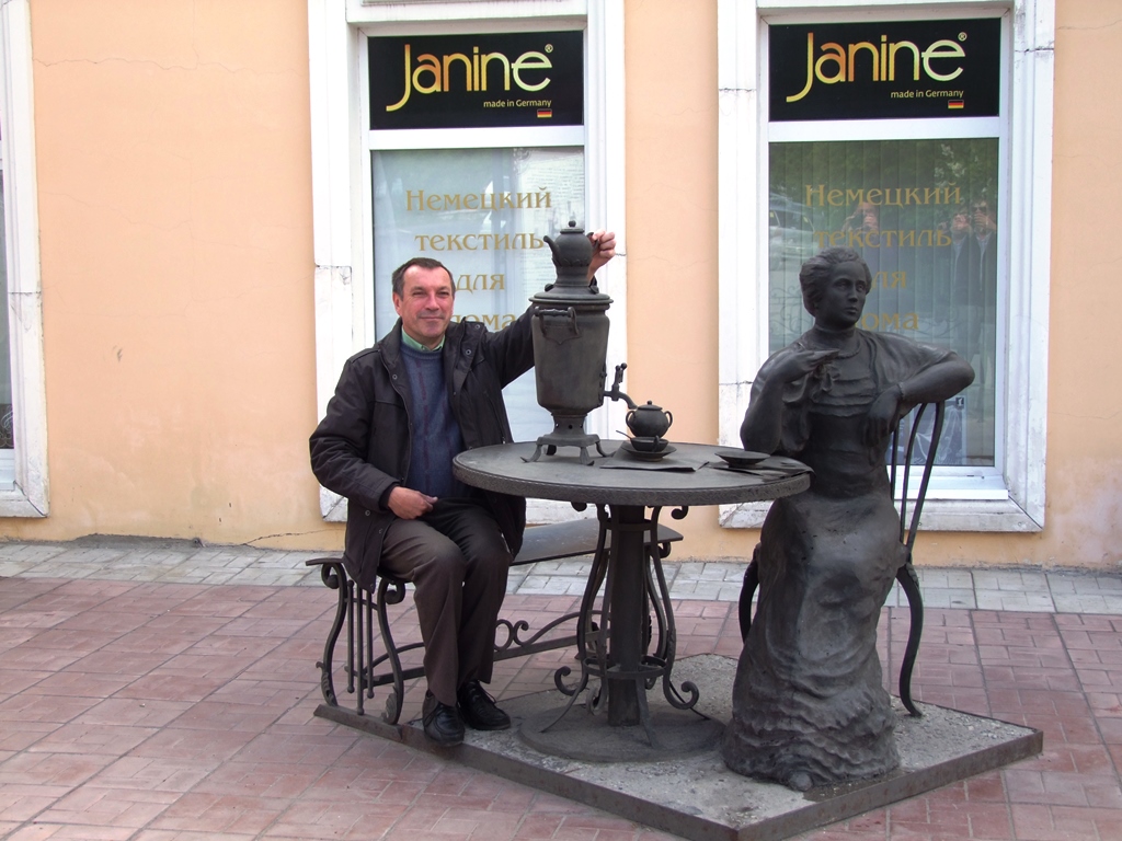 Jean Yves s’occupe du samovar pour le thé.