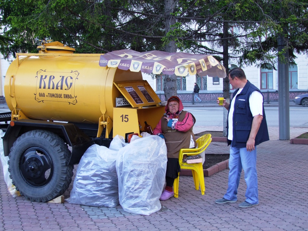 La dégustation de la boisson ancienne russe Kvas.