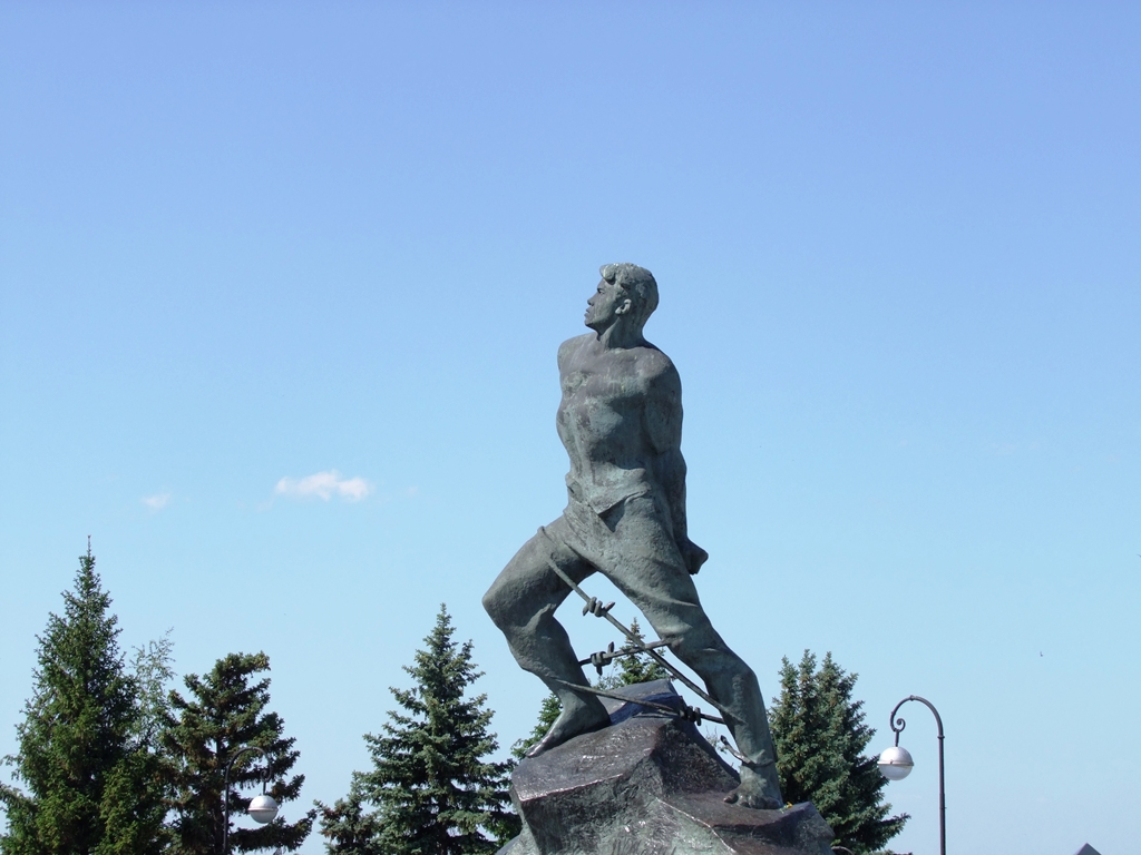 La statue rend hommage au poète tatar Moussa Djalil (1906-1944). La statue a été élevée en 1966 pour célébrer le 60e anniversaire de naissance du poète.