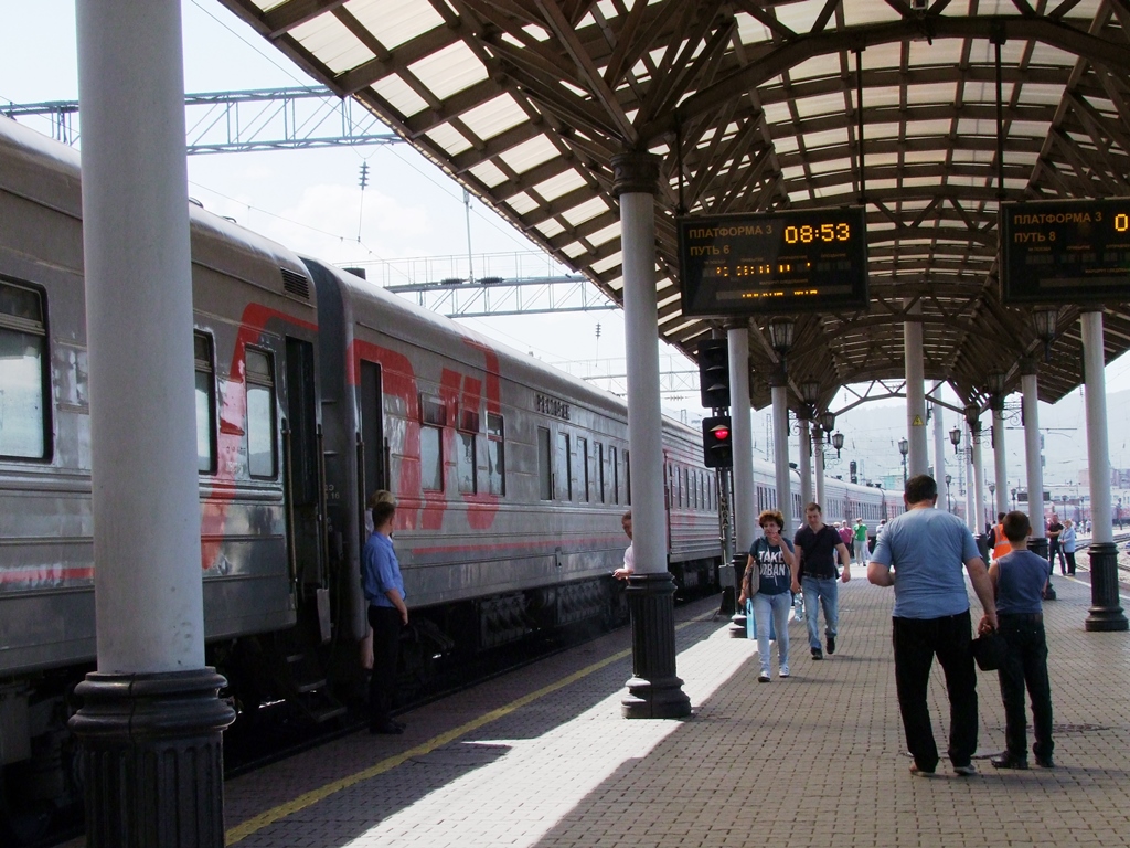 Le train que nous prenons est au sixième quai.