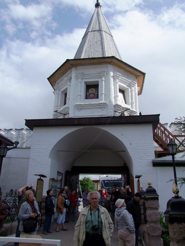 L’entrée du monastère de la Sainte-Trinité.