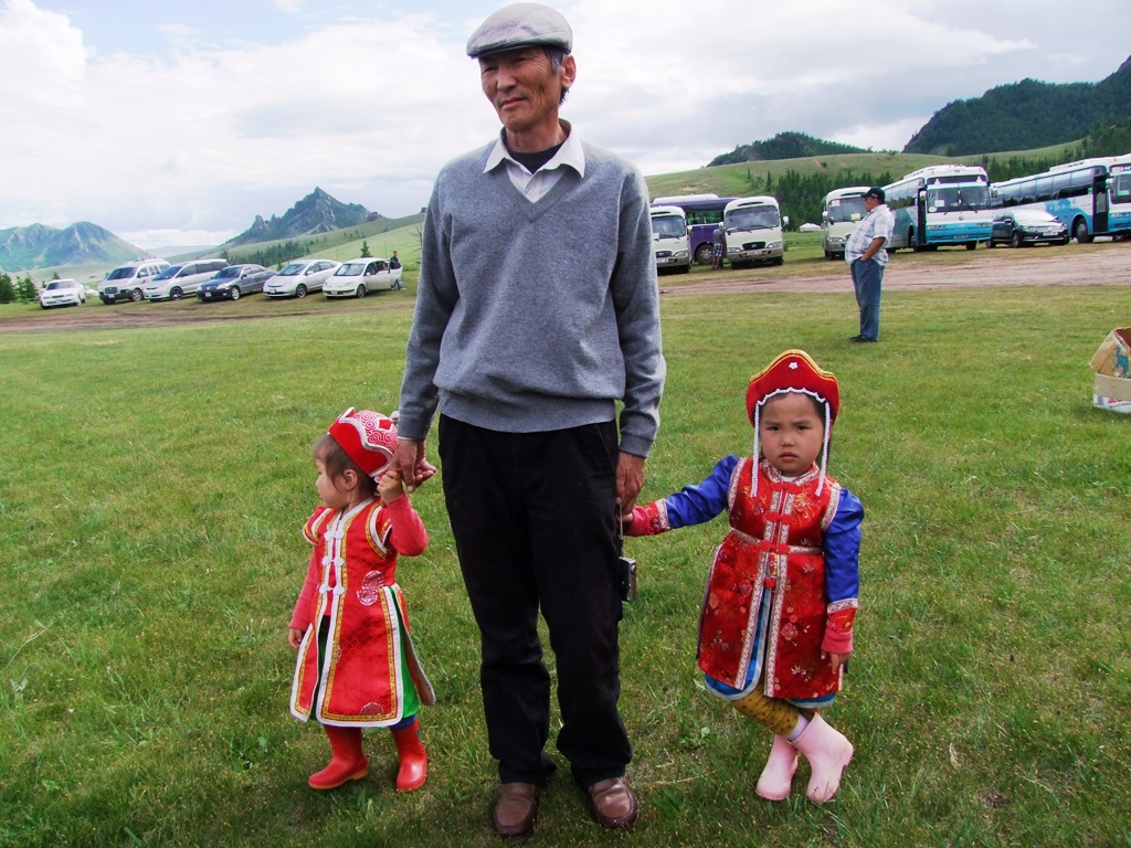 Les filles mongoles en costumes traditionnels.