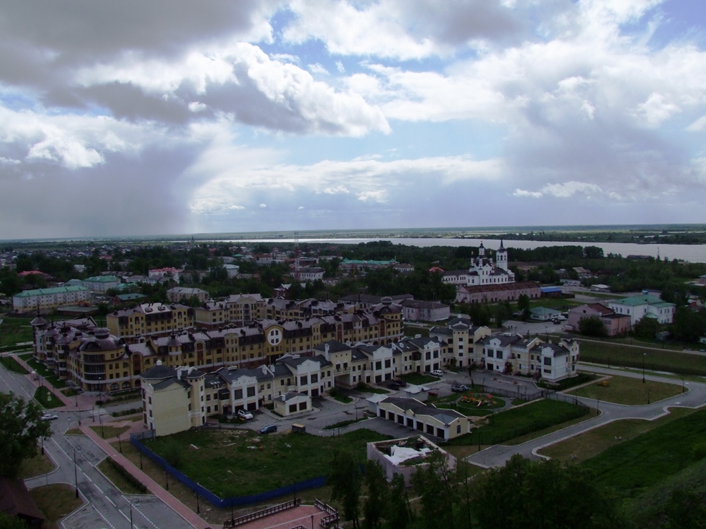 Les nuages gris remplissent le ciel de Tobolsk.