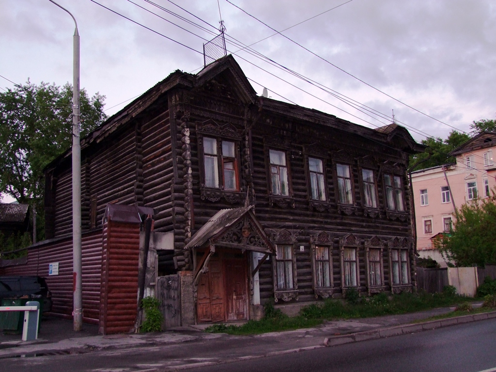 Les vieilles maisons en bois de la fin du 19e siècle, les monuments architecturaux, mais ce sont des habitations.