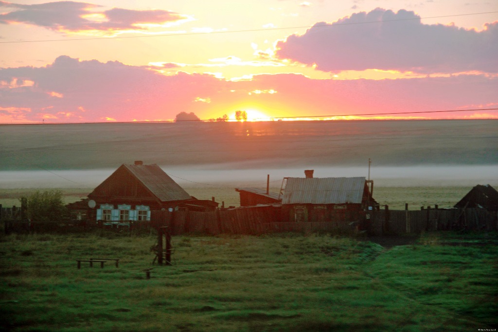 Lever du soleil sur la Sibérie, vue du Transibérien.