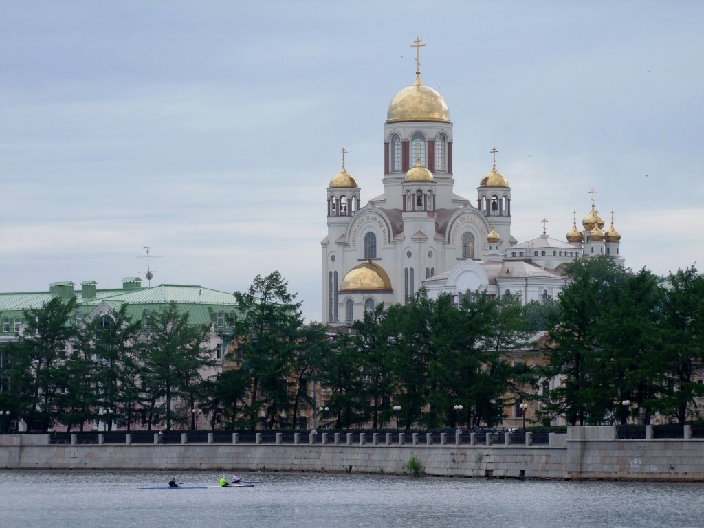 L’église Sur-le-Sang-versé depuis le quai de la rivière Isset.