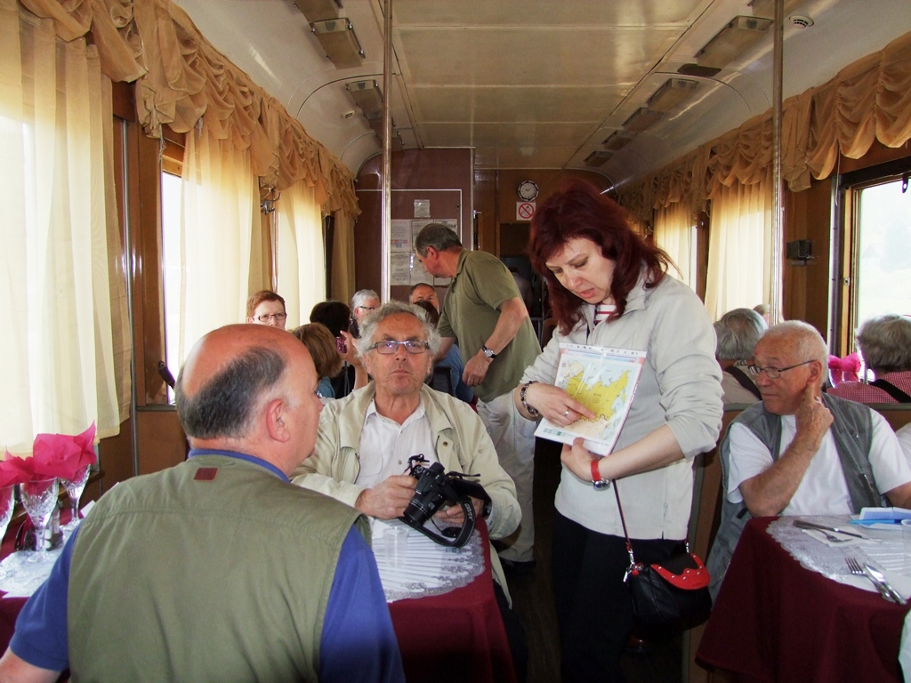 Notre guide Margarita nous montre la carte du Transibérien.