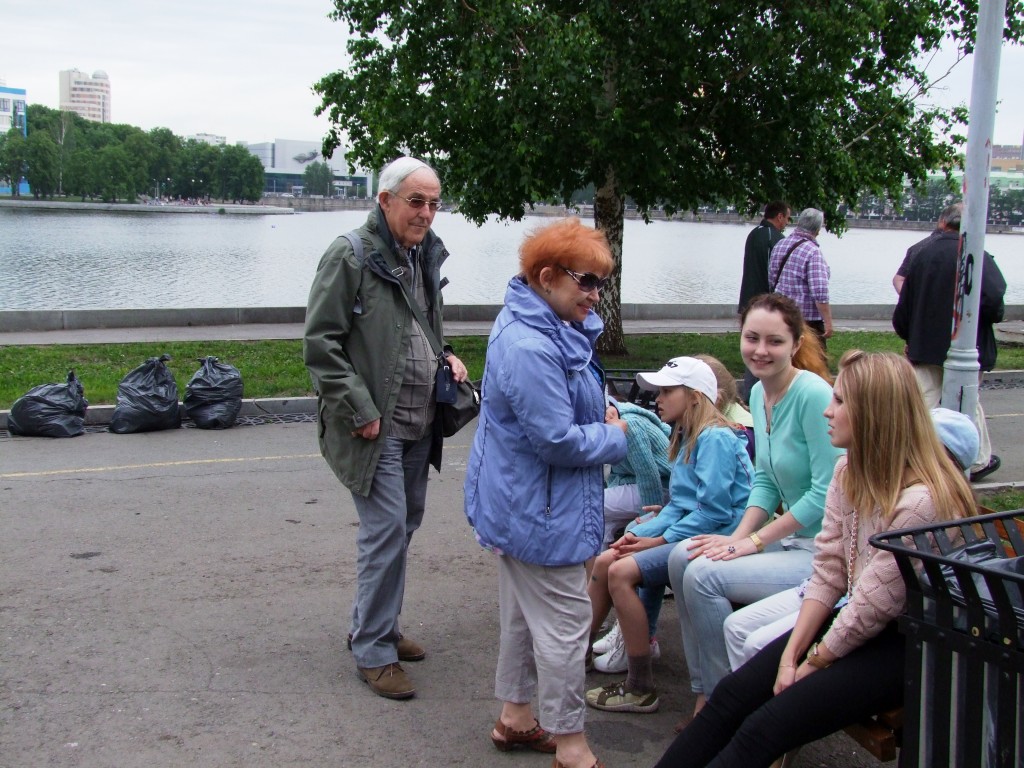 Nous croisons les jeunes qui s’interessent à notre itineraire.