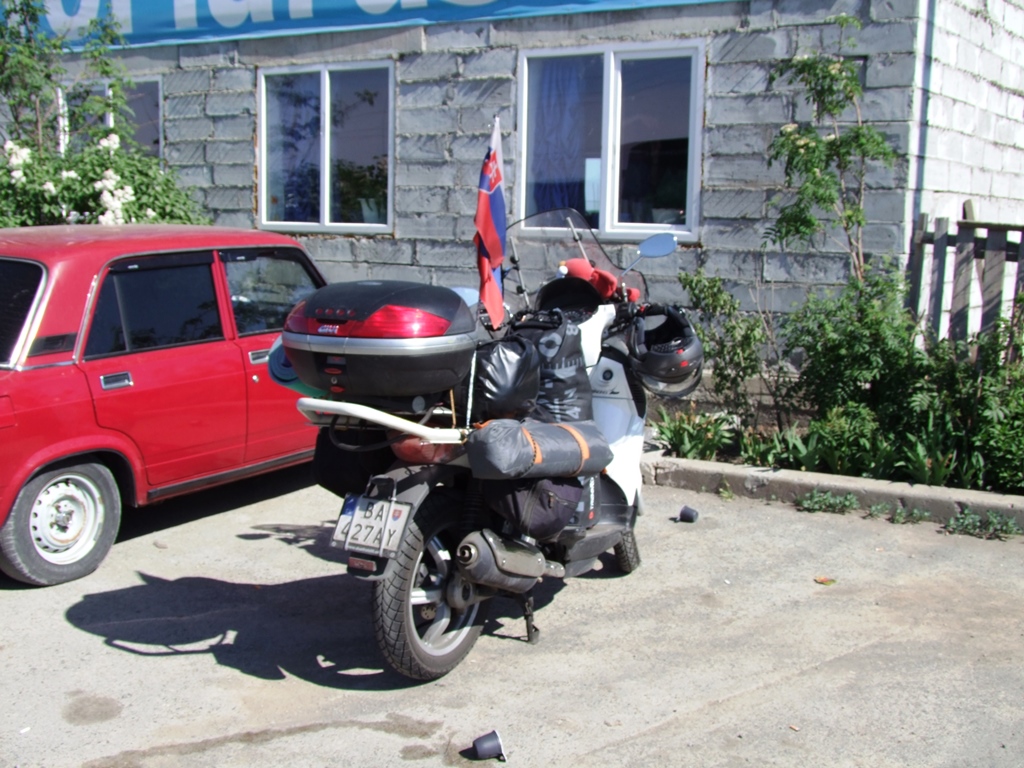 Nous croisons un motard Slovaque qui va jusqu’à Krasnoyarsk.