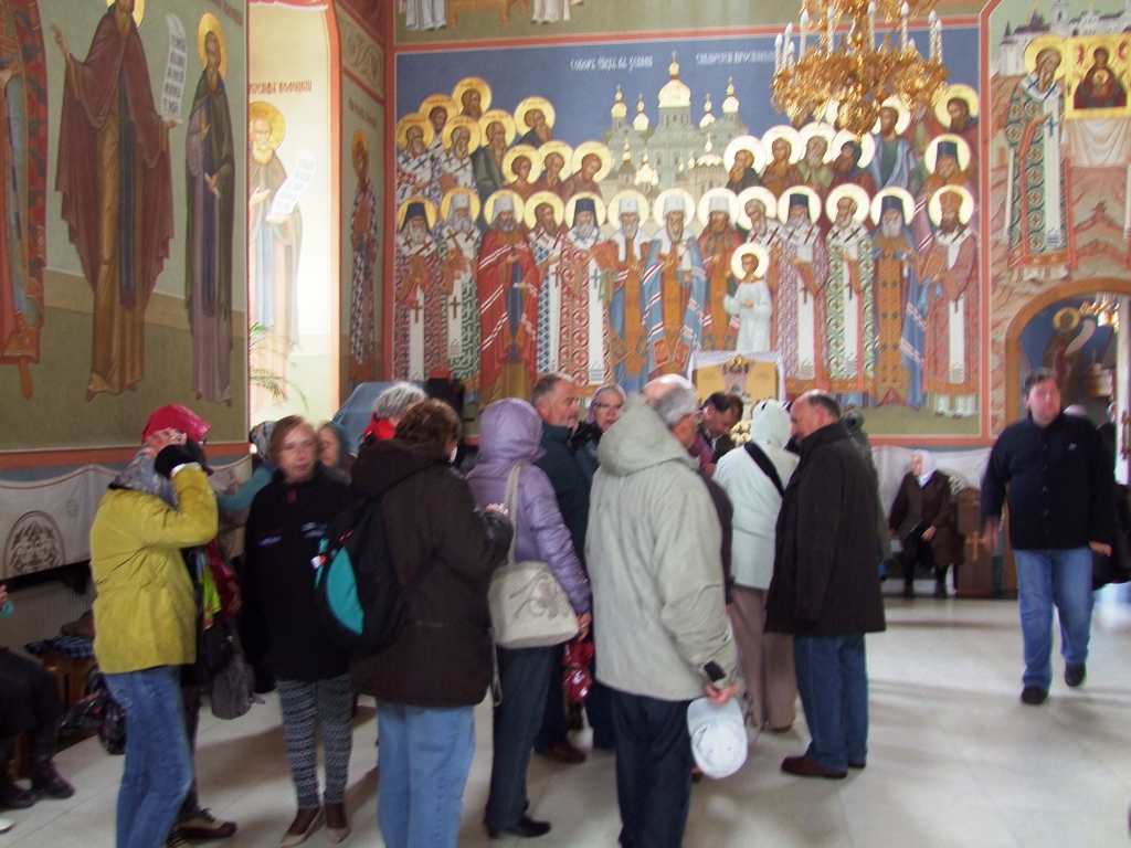 Nous nous sauvons du tempête dans l’église.