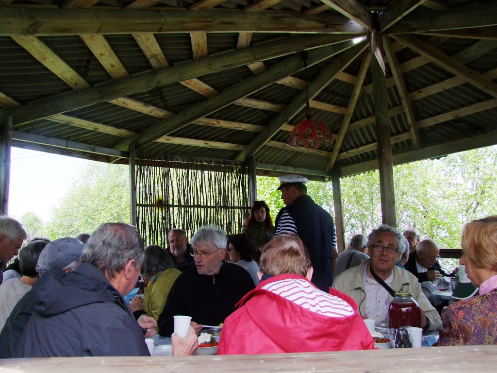 Nous régalons notre déjeuner, la soupe oushki, le poisson fumé