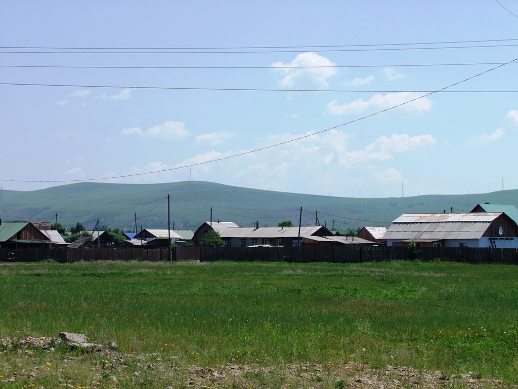 On approche à Mogocha, les maisons commencent à apparaitre.