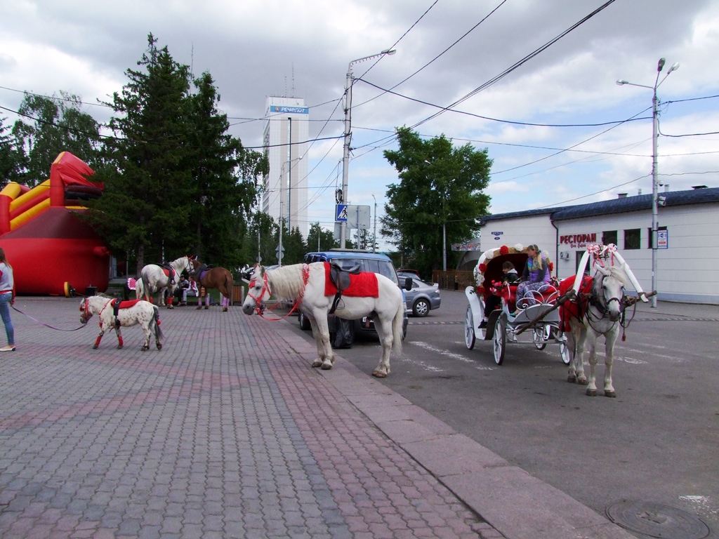 Promenade aux calèches sur la place théâtrale.