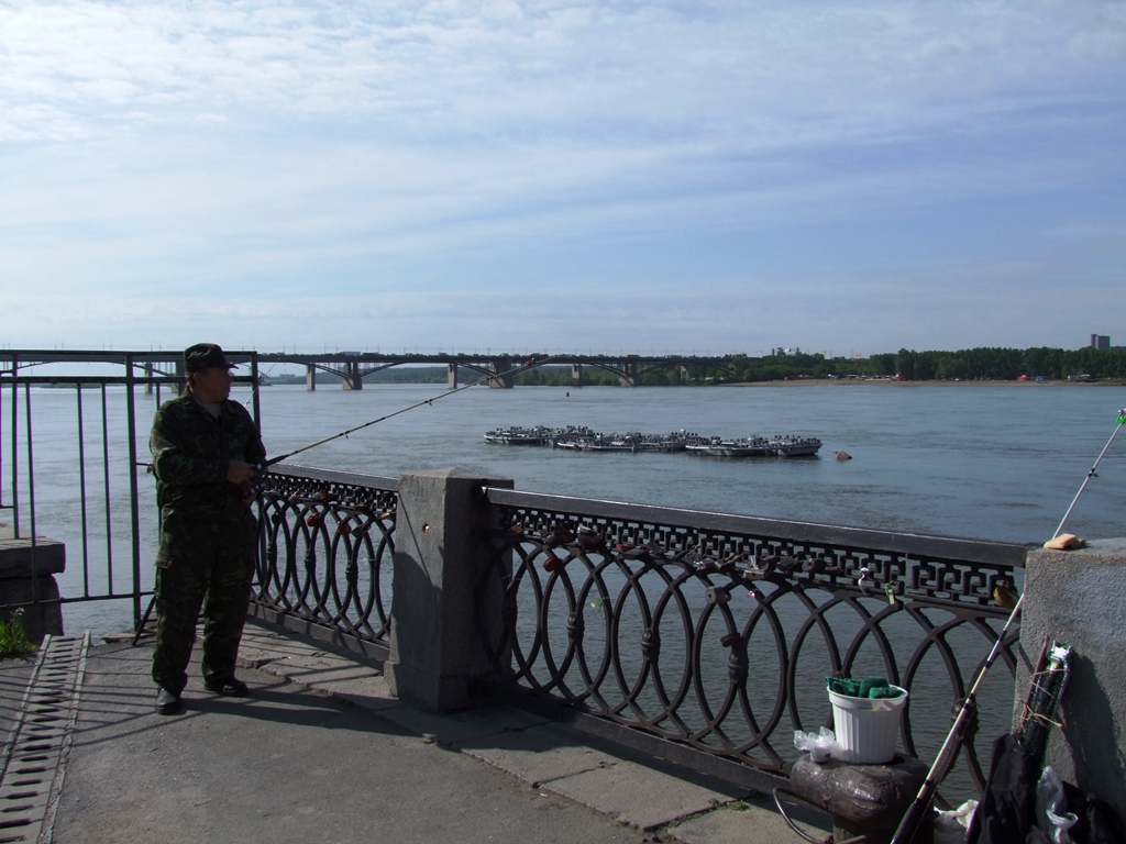 Rive de la rivière Ob, rencontre avec un pêcheur local.