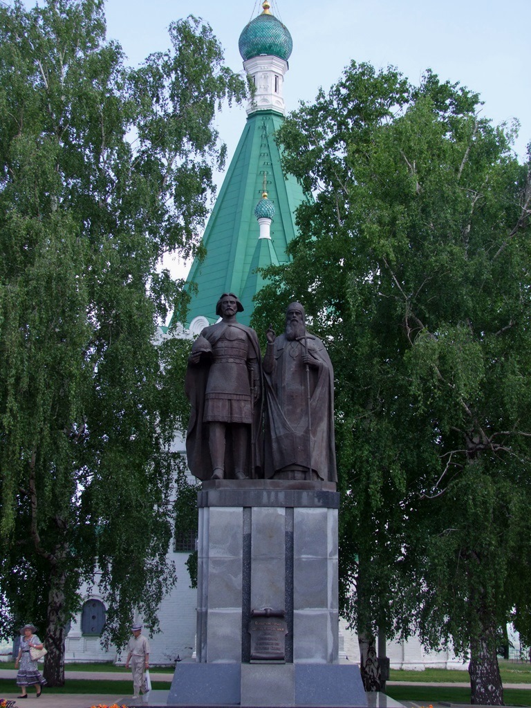 Statues de Kouzma Minine et de Dimitri Pojarski, eux qui en 1612 ont réussi à chasser les envahisseurs polonais du Kremlin de Moscou.