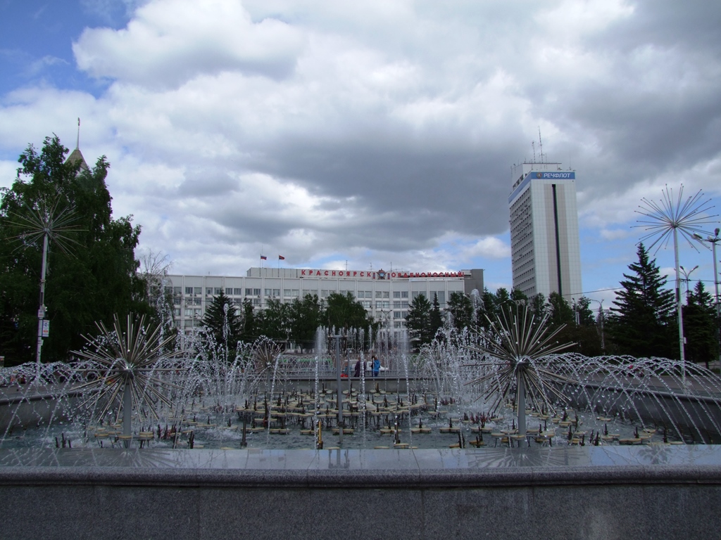 Sur la place théatrale.