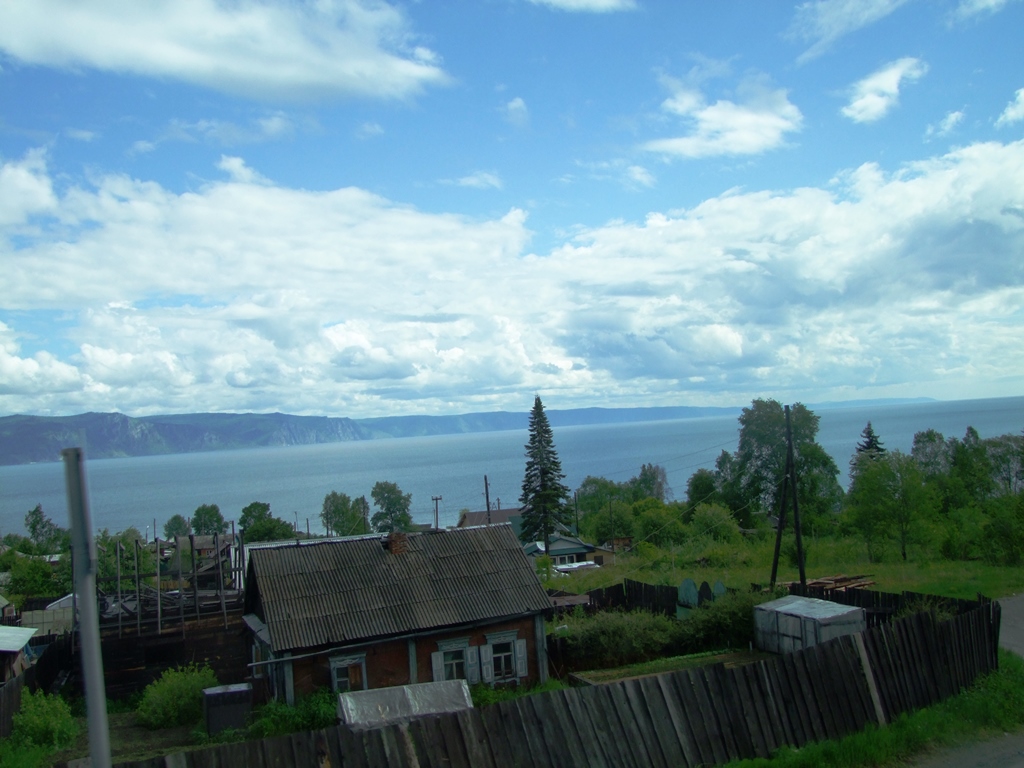 Sur la route qui longe rive sud du lac Baïkal