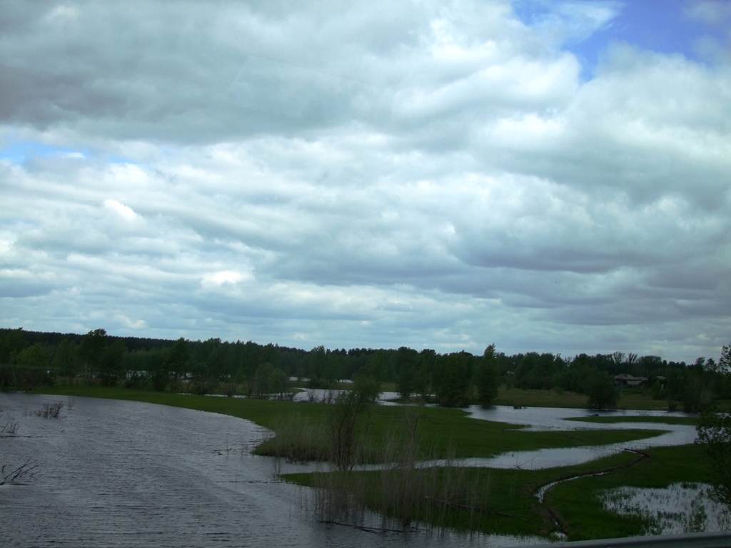 Sur la route à Tobolsk, il y a beaucoup de lacs et marécages, le cile y rajoute la pluie.